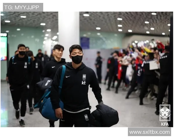 球员赛后感谢粉丝热情接机,机场变“球迷海” 球员赛后感谢粉丝热情接机,机场变“球迷海”